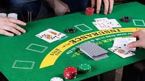 Tampilan bonus roda Mega Moolah menunjukkan empat segmen berwarna berbeda mewakili keempat tingkat jackpot yang berbeda